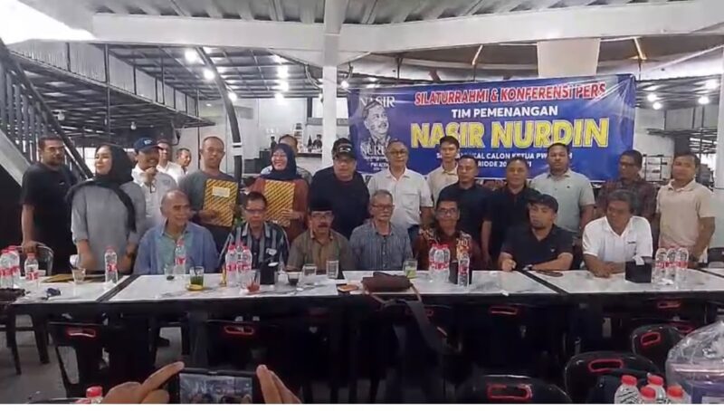 Tim pemenangan Calon Ketua PWI Aceh Nasir Nurdin foto bersama usai makan-makan di salah satu Caffe Peunayong, Banda Aceh, Sabtu (18/12026) (Foto.IST).