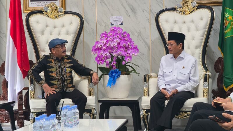 Bupati Pidie, Sarjani Abdullah saat berbincang dengan Menteri Agama RI Nasruddin Umar di Jakarta, Senin (19/10/2026) (Foto.IST).