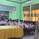 Bunda PAUD Julok Aceh Timur, Ny Raudhatul Jannah, memberikan edukasi kepada siswa-siswi MIN 2 Aceh Timur, Kamis (22/12026) (Foto.IST).