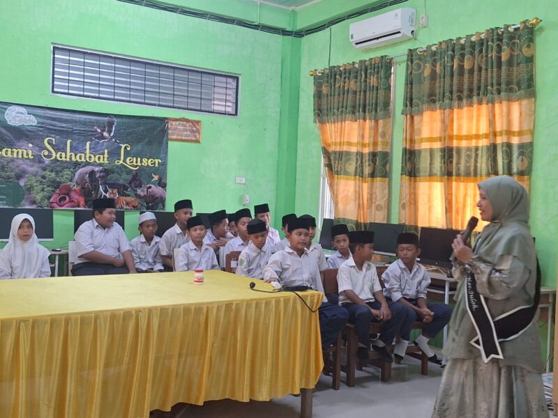Bunda PAUD Julok Aceh Timur, Ny Raudhatul Jannah, memberikan edukasi kepada siswa-siswi MIN 2 Aceh Timur, Kamis (22/12026) (Foto.IST).