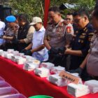 Kapolri Jenderal Suyudi Areo Seto saat menyaksikan BB sabu di Kecamatan Mutiara Timur, Kabupaten Pidie, Jumat (23/10/2026) (Foto. Amir Sagita.NOA.co.id)