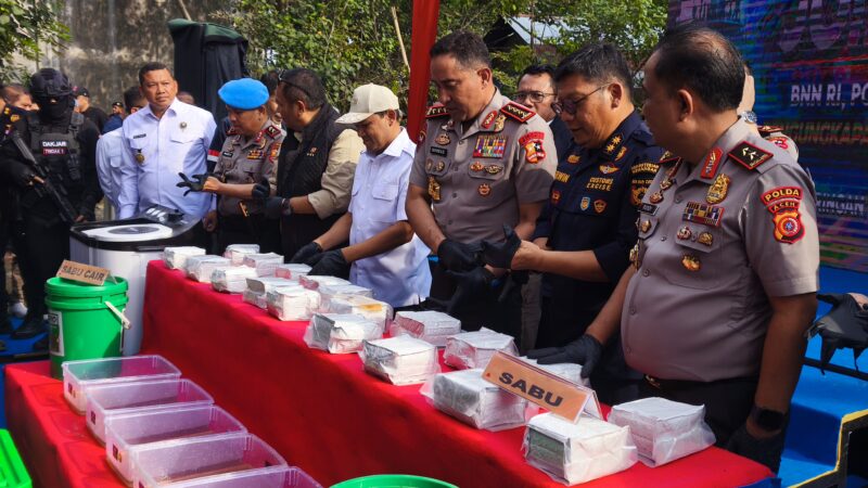 Kapolri Jenderal Suyudi Areo Seto saat menyaksikan BB sabu di Kecamatan Mutiara Timur, Kabupaten Pidie, Jumat (23/10/2026) (Foto. Amir Sagita.NOA.co.id)