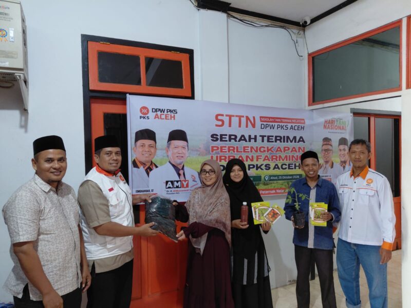 DPW PKS Aceh menyerahkan perlengkapan urban farming kepada peserta sebagai dukungan terhadap pengembangan pertanian berbasis masyarakat, MInggu (25/10/2026). Foto: Dok. Istimewa