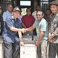 Bupati Pidie Jaya Tgk. H. Syibral Malasyi ( Dua dari kanan) menyerahkan secara simbolis mesin kapal kepada nelayan di PPI Kota Meureudu. Sabtu (31/10/2026). Foto:Dok/ Humas Forkopim Pidie Jaya 
