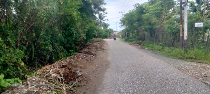 Material bekas galian pascabanjir di jalan Transito Padang Baru masih menumpuk. Foto. Dok. Teukunizar/noa.co.id