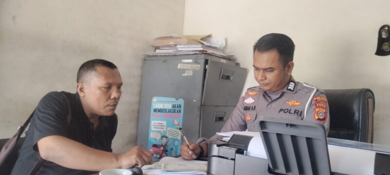 Petugas Samsat Polres Abdya melayani masyarakat. Foto. Dok. Teukunizar/noa.co.id