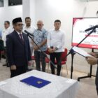 Gubernur Aceh, H. Muzakir Manaf saat melantik Taufik, ST, M.Si, sebagai Penjabat (Pj) Seketaris Daerah (Sekda), Selasa (13/10/2026). Foto: Dok. Biro Adpim Setda Aceh 