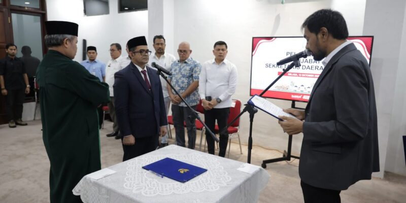 Gubernur Aceh, H. Muzakir Manaf saat melantik Taufik, ST, M.Si, sebagai Penjabat (Pj) Seketaris Daerah (Sekda), Selasa (13/10/2026). Foto: Dok. Biro Adpim Setda Aceh 