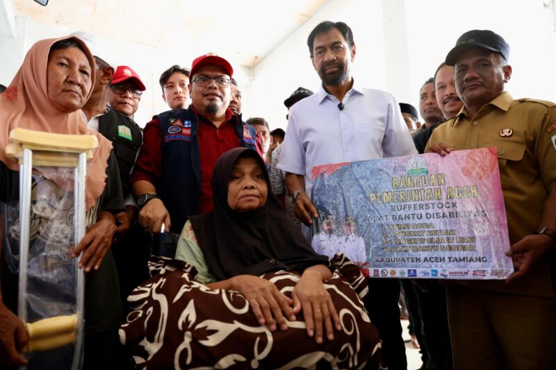Gubernur Aceh H. Muzakir Manaf didampingi Pj. Sekda Aceh, Taufik, ST, M.Si, Wakil Bupati Aceh Tamiang, Ismail, SE.I, beserta para Kepala SKPA/Biro terkait lainnya, menyerahkan bantuan bufferstok penanggulangan bencana, di Aceh Tamiang, Selasa (13/10/2026). Foto: Dok. Biro Adpim Setda Aceh 