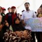 Gubernur Aceh H. Muzakir Manaf didampingi Pj. Sekda Aceh, Taufik, ST, M.Si, Wakil Bupati Aceh Tamiang, Ismail, SE.I, beserta para Kepala SKPA/Biro terkait lainnya, menyerahkan bantuan bufferstok penanggulangan bencana, di Aceh Tamiang, Selasa (13/10/2026). Foto: Dok. Biro Adpim Setda Aceh 