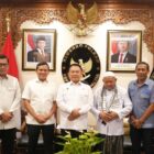 Wakil Gubernur Aceh, bersama Ketua DPRA, Bupati Aceh Tengah, Imam Besar Masjid Raya Baiturrahman, dan Ketua Komisi I DPRA foto bersama usai silaturahmi serta audiensi dengan Menteri Koordinator Bidang Politik dan Keamanan (Menko Polkam) RI beserta jajaran, di Kantor Kemenko Polkam RI, Jakarta, Selasa (13/10/2026). Foto: Dok. Biro Adpim Setda Aceh 