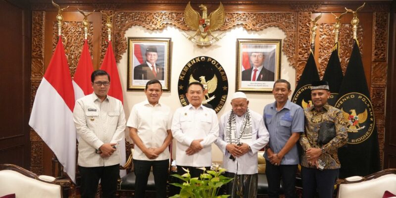 Wakil Gubernur Aceh, bersama Ketua DPRA, Bupati Aceh Tengah, Imam Besar Masjid Raya Baiturrahman, dan Ketua Komisi I DPRA foto bersama usai silaturahmi serta audiensi dengan Menteri Koordinator Bidang Politik dan Keamanan (Menko Polkam) RI beserta jajaran, di Kantor Kemenko Polkam RI, Jakarta, Selasa (13/10/2026). Foto: Dok. Biro Adpim Setda Aceh 