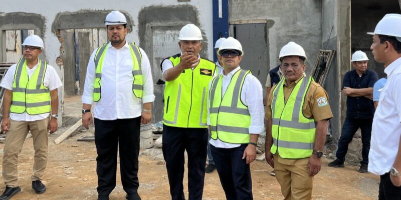 Pj. Sekda Aceh, Taufik, ST, M.Si, didampingi Wakil Bupati Aceh Tamiang, Ismail, SE.I, Kadishub Aceh, T. Faisal, ST, MT, beserta para Kepala SKPA/Biro lainnya, meninjau Progres Rehabilitasi Terminal Tipe B Aceh Tamiang TA. 2026, di Kuala Simpang, Selasa (13/10/2026). Foto: Dok. Biro Adpim Setda Aceh 