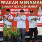 Bupati Aceh Barat Tarmizi meluncurkan Gerakan Menanam dalam rangka memperingati HUT ke-438 Kota Meulaboh di depan Lapangan Teuku Umar, Minggu (11/10/2026). Foto: Dok. Pemkab Aceh Barat