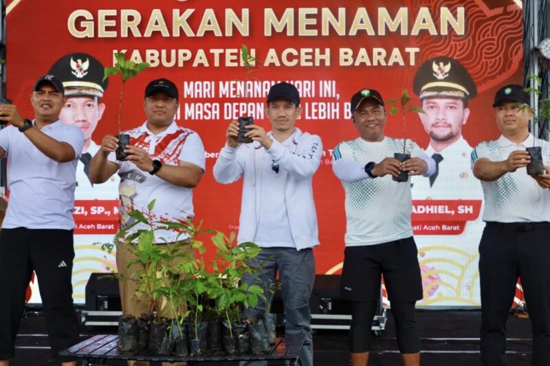 Bupati Aceh Barat Tarmizi meluncurkan Gerakan Menanam dalam rangka memperingati HUT ke-438 Kota Meulaboh di depan Lapangan Teuku Umar, Minggu (11/10/2026). Foto: Dok. Pemkab Aceh Barat