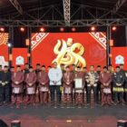 Bupati Aceh Barat Tarmizi bersama Wakil Bupati Said Fadheil dan para tamu undangan berfoto bersama pada penutupan peringatan HUT ke-438 Meulaboh, Minggu (11/10/2026). Foto: Dok. Pemkab Aceh Barat 
