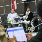Wali Kota Banda Aceh Illiza Sa’aduddin Djamal menyampaikan paparan terkait penguatan transparansi dan digitalisasi layanan publik di hadapan Komisi Informasi Aceh, Rabu (14/10/2026). Foto: Dok. Prokopim Kota Banda Aceh