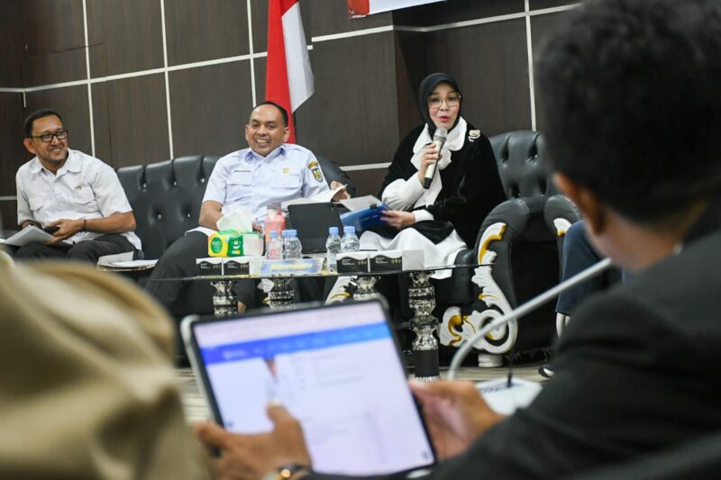 Wali Kota Banda Aceh Illiza Sa’aduddin Djamal menyampaikan paparan terkait penguatan transparansi dan digitalisasi layanan publik di hadapan Komisi Informasi Aceh, Rabu (14/10/2026). Foto: Dok. Prokopim Kota Banda Aceh