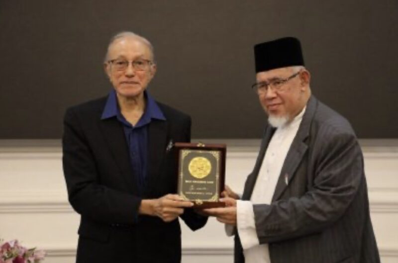 Wali Nanggroe Aceh Tgk. Malik Mahmud Al Haythar bersama Presiden MAPIM Mohd. Azmi bin Abdul Hamid, Jumat (9/10/2026). Foto: Dok. Istimewa 