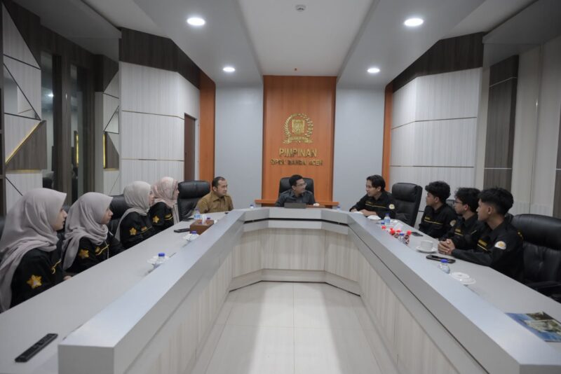 Ketua DPRK Banda Aceh Irwansyah berdiskusi bersama mahasiswa BEM FEB USK mengenai kontribusi generasi muda dalam pembangunan ekonomi daerah, Rabu (14/10/2026). Foto: Dok. DPRK Banda Aceh
