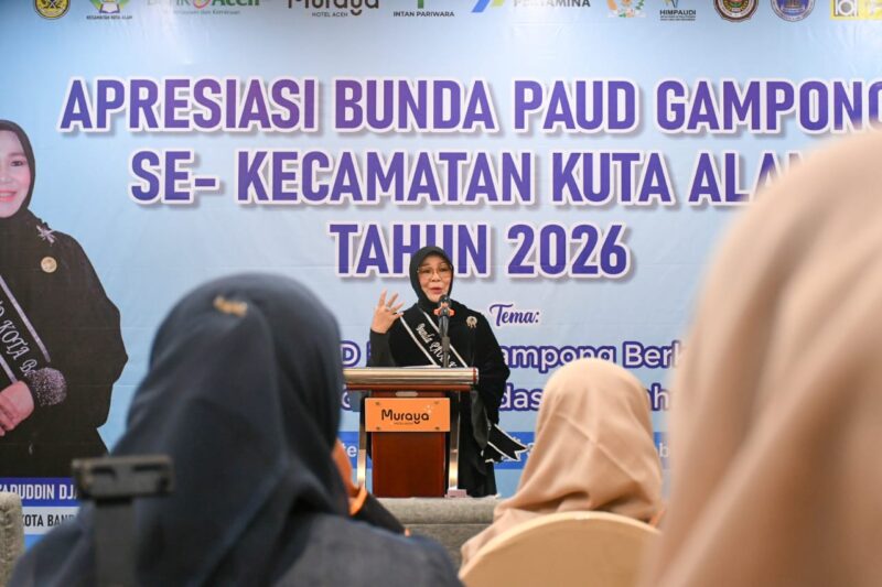 Bunda PAUD Kota Banda Aceh, Illiza Sa’aduddin Djamal, menyampaikan sambutan pada Lomba Apresiasi Bunda PAUD Gampong se-Kecamatan Kuta Alam, Sabtu (17/10/2026). Foto: Dok. Prokopim Kota Banda Aceh
