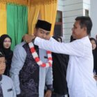 Panitia pelaksana menyambut kedatangan kafilah dari 12 kecamatan untuk mengikuti MTQ ke-38 tingkat Kabupaten Aceh Barat di halaman Kantor Dinas Syariat Islam, Jumat (16/10/2026). Foto: Dok. Pemkab Aceh Barat