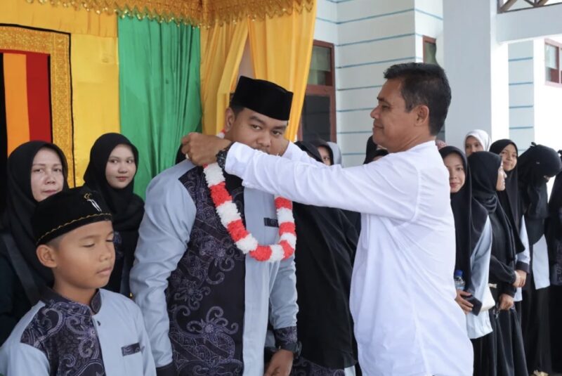 Panitia pelaksana menyambut kedatangan kafilah dari 12 kecamatan untuk mengikuti MTQ ke-38 tingkat Kabupaten Aceh Barat di halaman Kantor Dinas Syariat Islam, Jumat (16/10/2026). Foto: Dok. Pemkab Aceh Barat