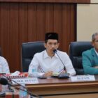 Bupati Aceh Barat, Tarmizi SP, MM, bersama Wakil Bupati Said Fadheil SH dan Sekda menerima audiensi tim survei awal KKN USK di Aula Teuku Umar, Setdakab Aceh Barat, Jumat (16/10/2026). Foto: Dok. Pemkab Aceh Barat