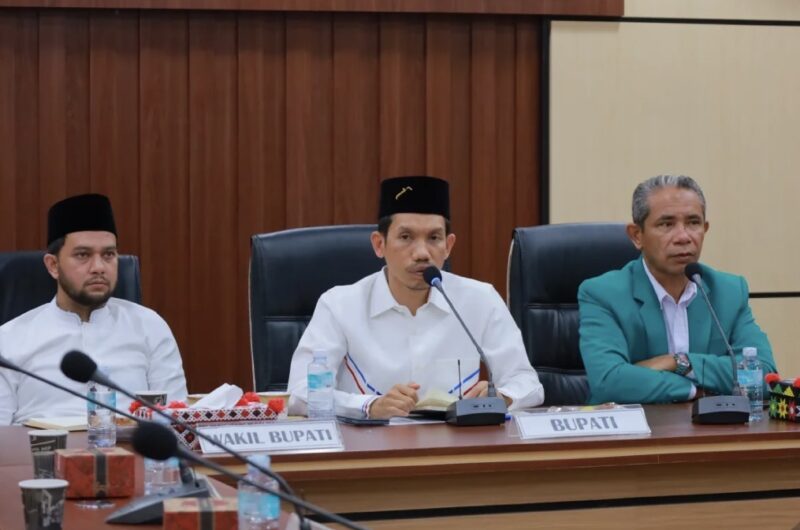 Bupati Aceh Barat, Tarmizi SP, MM, bersama Wakil Bupati Said Fadheil SH dan Sekda menerima audiensi tim survei awal KKN USK di Aula Teuku Umar, Setdakab Aceh Barat, Jumat (16/10/2026). Foto: Dok. Pemkab Aceh Barat 