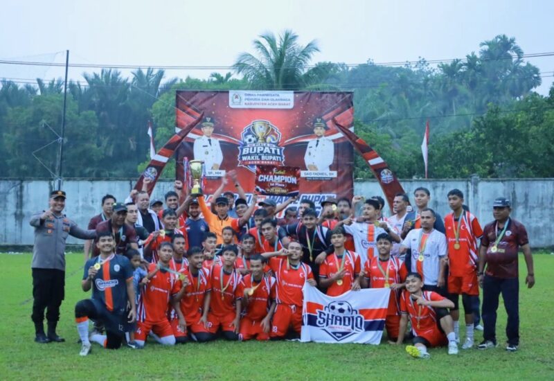 Bupati Aceh Barat Tarmizi SP MM bersama Wakil Bupati Said Fadheil, unsur Forkopimda, para camat, dan peserta berfoto bersama pada penutupan Turnamen Sepak Bola Piala Bupati dan Wakil Bupati Aceh Barat 2026 di Stadion Mini FIFA, Desa Cot Darat, Kecamatan Samatiga, Sabtu (17/10/2026). Foto: Dok. Pemkab Aceh Barat