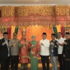 Wakil Gubernur Aceh, H. Fadhlullah, didampingi Ketua Staf Shli TP-PPK Aceh Ny. Mukarramah Fadhlullah dan Pj. Sekda Aceh, Taufik, ST, M.Si, beserta unsur Forkopimda Aceh, foto bersama saat menyambut kedatangan Pangdam IM, Brigjen TNI Mahesa Fithriadi beserta Istri, di Ruang VIP Bandara Internasional Sultan Iskandar Muda, Aceh Besar, Minggu (18/10/2026). Foto: Dok. Biro Adpim Setda Aceh