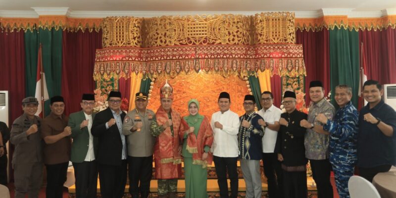 Wakil Gubernur Aceh, H. Fadhlullah, didampingi Ketua Staf Shli TP-PPK Aceh Ny. Mukarramah Fadhlullah dan Pj. Sekda Aceh, Taufik, ST, M.Si, beserta unsur Forkopimda Aceh, foto bersama saat menyambut kedatangan Pangdam IM, Brigjen TNI Mahesa Fithriadi beserta Istri, di Ruang VIP Bandara Internasional Sultan Iskandar Muda, Aceh Besar, Minggu (18/10/2026). Foto: Dok. Biro Adpim Setda Aceh