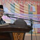 Pj. Sekda Aceh, Taufik, ST, M.Si, saat memberi sambutan pada acara Maulid Akbar Ikatan Keluarga Nagan Raya (IKNR) Banda Aceh, di Balee Meuseuraya Aceh, Minggu (18/10/2026). Foto: Dok. Biro Adpim Setda Aceh 