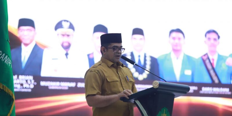 Pj. Sekda Aceh, Taufik, ST, M.Si, saat menyampaikan sambutan Gubernur Aceh pada Rapat Kerja Nasional (Rakernas) BEM SI XX Aceh, di Auditorium Prof. Ali Hasymi UIN Ar-Raniry, Banda Aceh, Senin, (19/10/2026). Foto: Dok. Biro Adpim Setda Aceh 