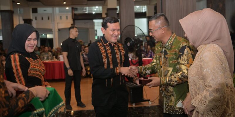 Wakil Gubernur Aceh, H. Fadhlullah, didampingi Ketua Staf Shli TP-PPK Aceh Ny. Mukarramah Fadhlullah, saat menyerahkan cinderamata kepada Mayjen TNI Joko Hadi Susilo, S.I.P pada acara Malam Lepas Sambut dan Serah Terima Jabatan (Sertijab) Panglima Kodam Iskandar Muda (Pangdam IM) di Makodam IM, Banda Aceh, Senin (19/10/2026). Foto: Dok. Biro Adpim Setda Aceh 