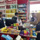 Petugas Dinkes Kota Banda Aceh dan BPOM memastikan pengelolaan dan peredaran obat sesuai dengan persyaratan yang berlaku, Selasa (20/10/2026). Foto: Dok. Dinkes Kota Banda Aceh