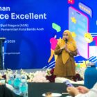 Kepala BKPSDM Kota Banda Aceh, Dra. Emila Sovayana, menyampaikan laporan panitia pada Pelatihan Service Excellent di Hotel Rasamala pada Selasa (20/10/2026). Foto: Dok. BKPSDM Kota Banda Aceh