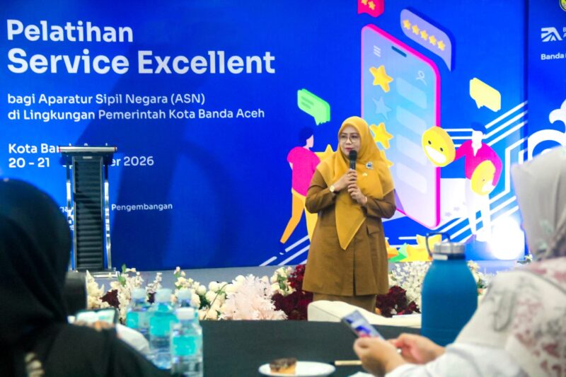 Kepala BKPSDM Kota Banda Aceh, Dra. Emila Sovayana, menyampaikan laporan panitia pada Pelatihan Service Excellent di Hotel Rasamala pada Selasa (20/10/2026). Foto: Dok. BKPSDM Kota Banda Aceh
