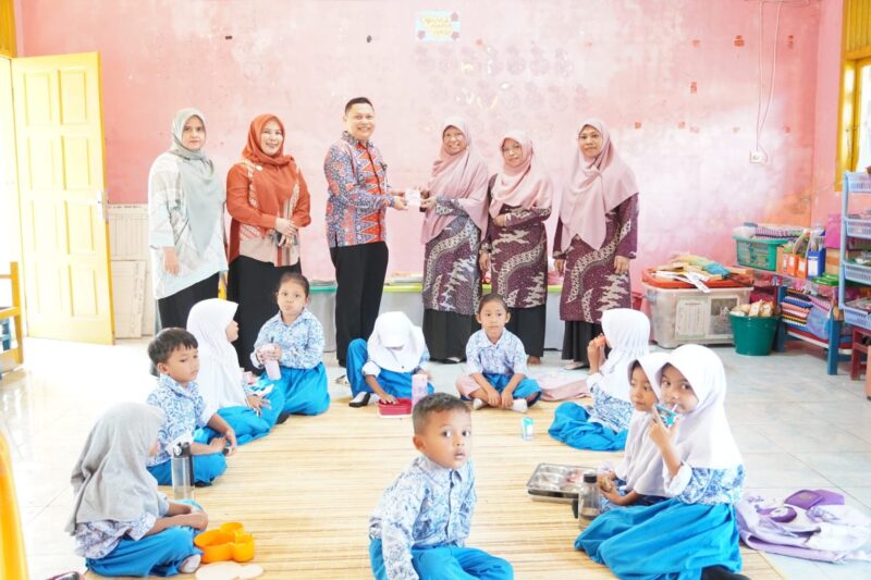 Kepala Disdukcapil Kota Banda Aceh, Heru Triwijanarko menyerahkan KIA kepada Kepala TK Negeri 3 Lampulo di lingkungan sekolah tersebut. Kamis (22/10/2026). Foto: Disdukcapil Kota Banda Aceh