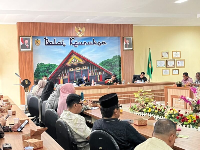 Wali Kota Banda Aceh Illiza Sa’aduddin Djamal memberikan sambutan dan arahan saat membuka Kegiatan Focus Group Discussion (FGD) Review dan Pendalaman Kurikulum serta Modul Banda Aceh Academy di Balai Keurukoen, Minggu (25/10/2026). Foto: Dok. Diskominfo Kota Banda Aceh