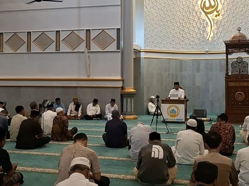 Kajian Dakwah Jumatan bagi ASN di lingkungan Pemko Banda Aceh yang bertempat di Masjid Al-Makmur (Masjid Oman) Lampriet, Kamis (22/10/2026) malam. Foto: Dok. Diskominfo Kota Banda Aceh 