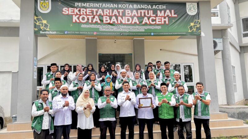 Wakil Wali Kota Banda Aceh Afdhal Khalilullah bersama jajaran Baitul Mal Kota Banda Aceh dan petugas survei berfoto bersama usai kegiatan pelepasan petugas lapangan untuk verifikasi calon penerima bantuan rumah layak huni di Pango Raya, Banda Aceh, Rabu (28/10/2026). Foto: Dok. Diskominfo Kota Banda Aceh