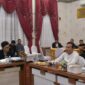 Wakil Gubernur Aceh H. Fadhlullah didampingi Pj. Sekda Aceh, Taufik, ST, M.Si, Asisten Pemerintahan, Keistimewaan Aceh dan Kesejahteraan Rakyat Sekda Aceh, Drs. Syakir, M.Si, saat menggelar rapat pembahasan perubahan UU No.11 Tahun 2006 tentang Pemerintahan Aceh (UUPA) bersama para Kepala SKPA/Biro terkait, di Aula Rumah Dinas Wakil Gubernur Aceh, Banda Aceh, Minggu (25/10/2026). Foto: Dok. Biro Adpim Setda Aceh 