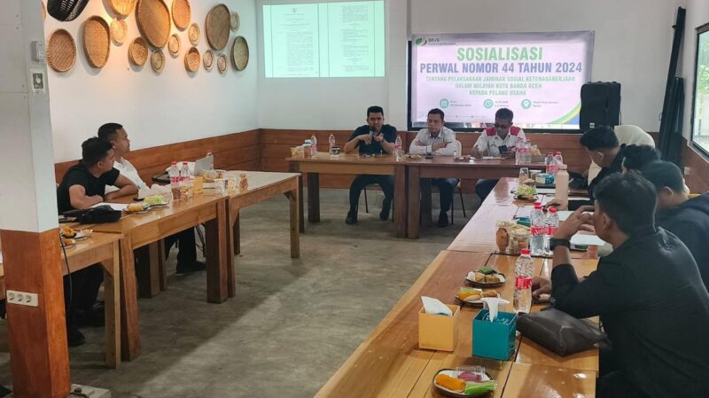 Dinas Tenaga Kerja Kota Banda Aceh bersama BPJS Ketenagakerjaan melakukan Sosialisasi Perwal Nomor 44 Tahun 2026 tentang Jaminan Sosial Ketenagakerjaan kepada para pelaku usaha, Rabu (28/10/2026). Foto: Dok. Diskominfo Kota Banda Aceh