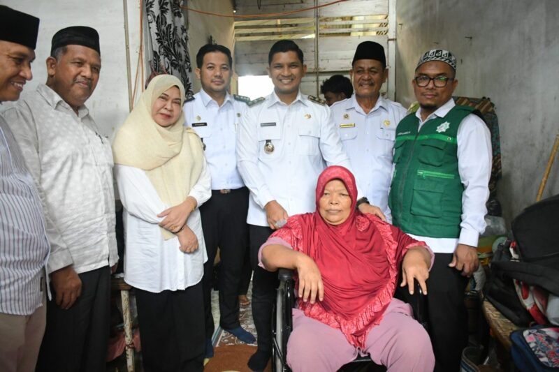 Wakil Wali Kota Banda Aceh Afdhal Khalilullah menyerahkan bantuan kursi roda kepada warga Kecamatan Lueng Bata, Banda Aceh, Rabu (28/10/2026). Foto: Dok. Diskominfo Kota Banda Aceh