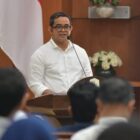 Pj. Sekda Aceh, Taufik, ST, M.Si, saat menyampaikan sambutan pada Sosialisasi dan Peluncuran Awal Program Partisipasi (Indonesia Democratic Participation) di Gedung Serba Guna Setda Aceh, Banda Aceh, Jum'at, (30/10/2026). Foto: Dok. Biro Adpim Setda Aceh