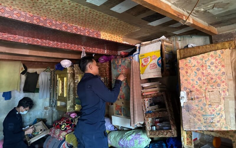 Petugas mengeledah kamar penghuni tahanan Lapas Blangkejeren. Foto. Dok. Teukunizar/nona.co.id