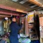 Petugas mengeledah kamar penghuni tahanan Lapas Blangkejeren. Foto. Dok. Teukunizar/nona.co.id