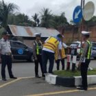Satlantas Polres Abdya bersama Dinas Perhubungan Abdya dan Balai Pelaksana Jalan Nasional (BPJN) Aceh mengecek kondisi jalan dua jalur Pulau Kayu - Kuta Makmur. Foto. Dok. Teukunizar/nona.co.id