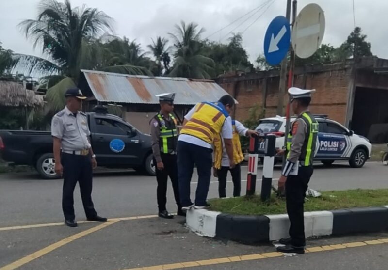Satlantas Polres Abdya bersama Dinas Perhubungan Abdya dan Balai Pelaksana Jalan Nasional (BPJN) Aceh mengecek kondisi jalan dua jalur Pulau Kayu - Kuta Makmur. Foto. Dok. Teukunizar/nona.co.id